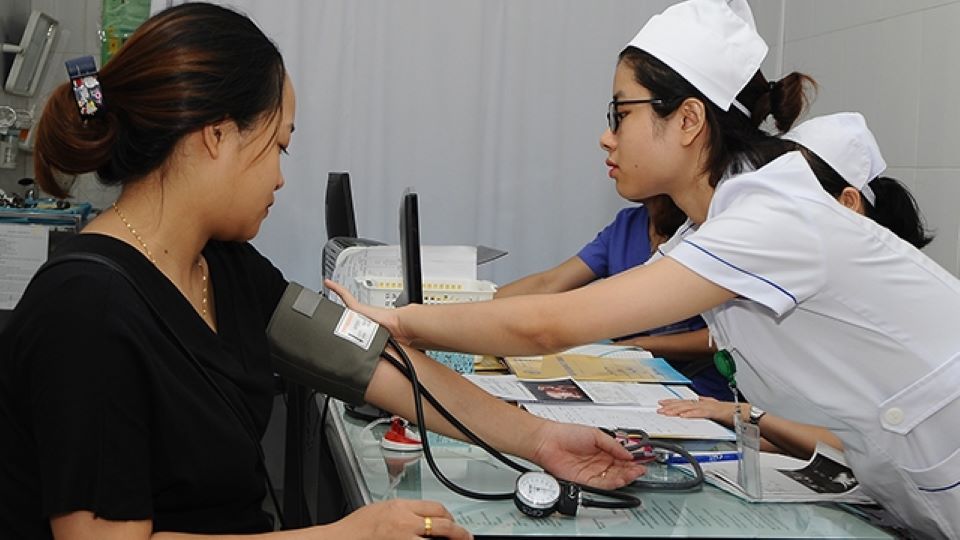 Từng bước giảm mức chi cho người dân