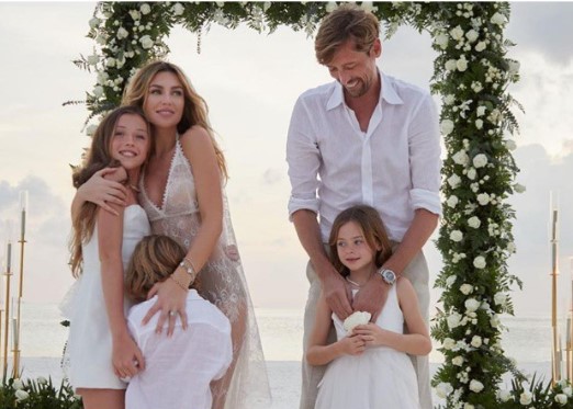 Loạt ngôi sao bóng đá sướng như tiên, có vợ đẹp bốc lửa còn là triệu phú 'giàu nứt đố đổ vách'