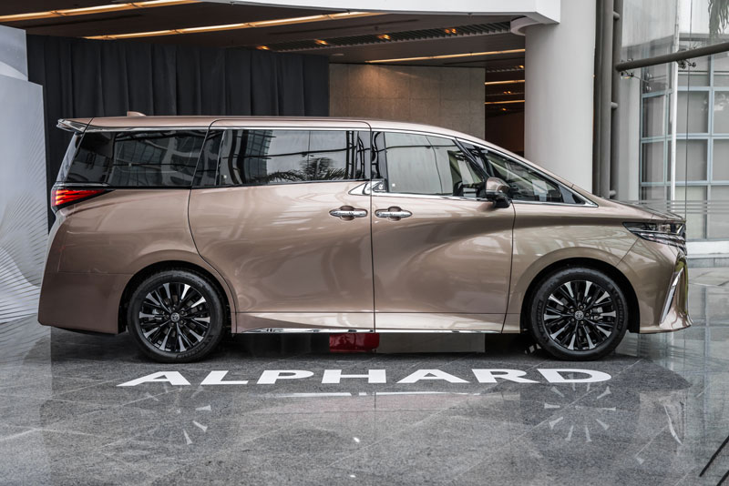 ‘Chuyên cơ mặt đất’ Toyota Alphard 2023 ra mắt tại Việt Nam, giá từ 4,370 tỷ đồng