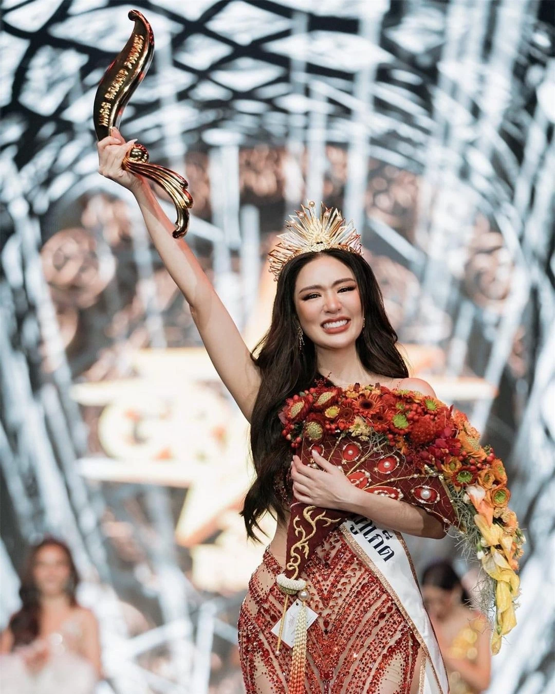 Nhan sắc nóng bỏng của người đẹp lai đăng quang Hoa hậu Hòa bình Phuket ảnh 1