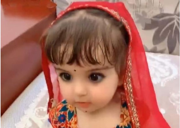 
'Tiểu công chúa Tân Cương' 5 tuổi trở nên nổi tiếng, đôi mắt chiếm nửa khuôn mặt, bị nhầm là búp bê khi không cử động!