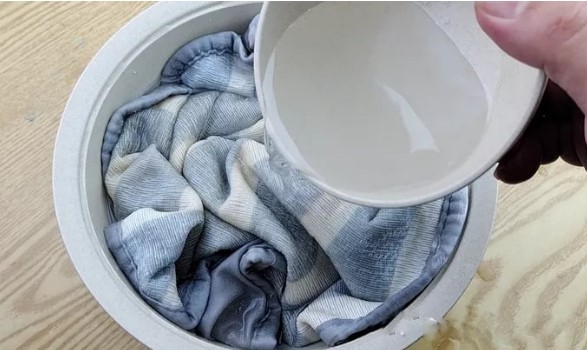 Giặt ga trải giường bằng xà phòng là chưa đủ, thêm thứ này ngâm 5 phút là sạch bụi bẩn lẫn vi khuẩn