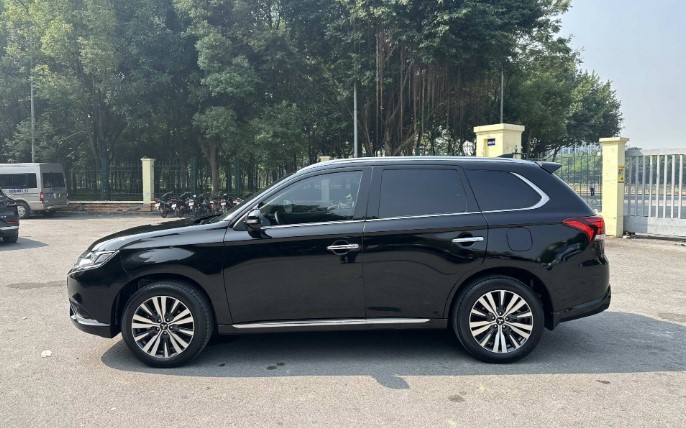 Lăn bánh 1 năm, Mitsubishi Outlander chạy ‘lướt’ xuống giá khó tin