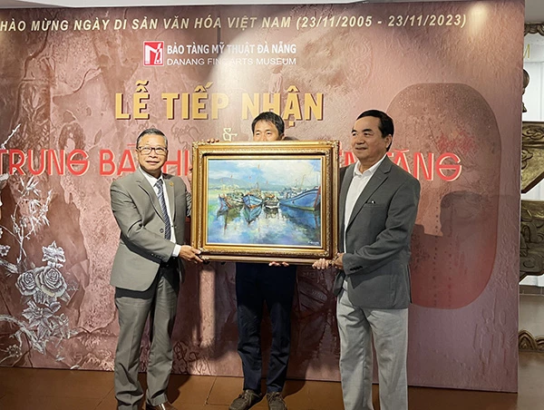 Ông Hà Thanh Vân (trái) tiếp nhận hiện vật được hiến tặng cho Bảo tàng Mỹ thuật Đà Nẵng.