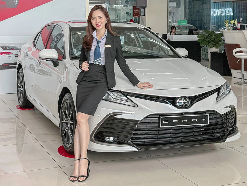 Thuý Hằng và xe Toyota Camry.