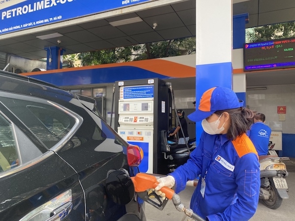 Xăng dầu tiếp tục giảm giá 

