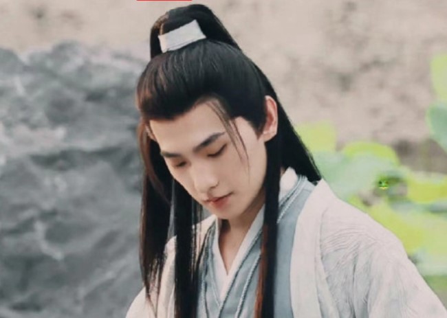 'Tình mới' của Dương Dương chưa gì đã bị gọi là 'thảm hoạ cổ trang': Gầy trơ xương, già hơn hẳn nam chính