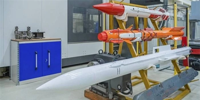 Chuyên gia Justin Bronk - nhà nghiên cứu chiến tranh trên không và là thành viên của RUSI (Viện Dịch vụ Thống nhất Hoàng gia Anh) gần đây nhấn mạnh, tên lửa R-77 đang đặt ra thách thức cho tiêm kích Su-57.
