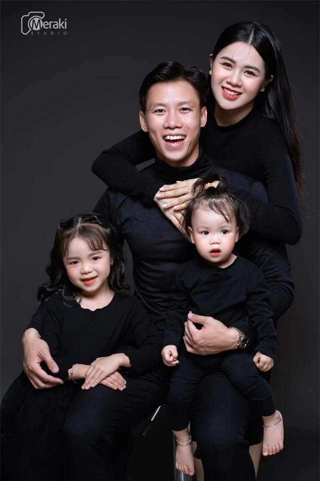 Đội trưởng ĐT Việt Nam và hoa khôi ĐH Vinh sau 5 năm kết hôn: Có nhà lầu, xe sang cùng 2 cô con gái - Ảnh 2.