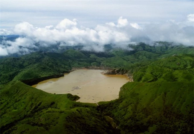 Hồ Nyos được hình thành trên miệng núi lửa