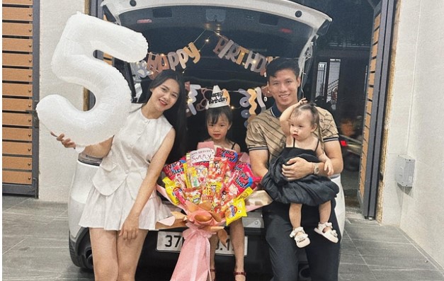 Đội trưởng ĐT Việt Nam và hoa khôi ĐH Vinh sau 5 năm kết hôn: Có nhà lầu, xe sang cùng 2 cô con gái