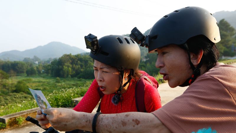 Nghệ sĩ Hồng Vân trổ tài đạp xe, cắm trại trong rừng