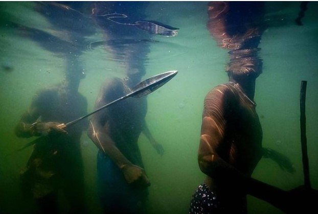 Bộ lạc 'độc nhất vô nhị' nhất châu Phi: Săn cá sấu, hà mã để sống qua ngày, đàn ông đến tuổi phải làm điều này mới được lấy vợ!