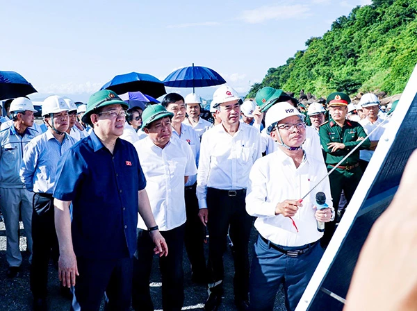 Ông Lê Thành Hưng báo cáo tình hình triển khai dự án Bến cảng Liên Chiểu - Phần cơ sở hạ tầng dùng chung trong chuyến thăm của Chủ tịch Quốc hội Vương Đình Huệ ngày 11/11/2023.