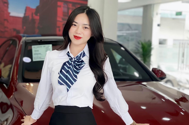 Mê mẩn với nhan sắc hot girl Đà Lạt bên xe Mercedes-Benz