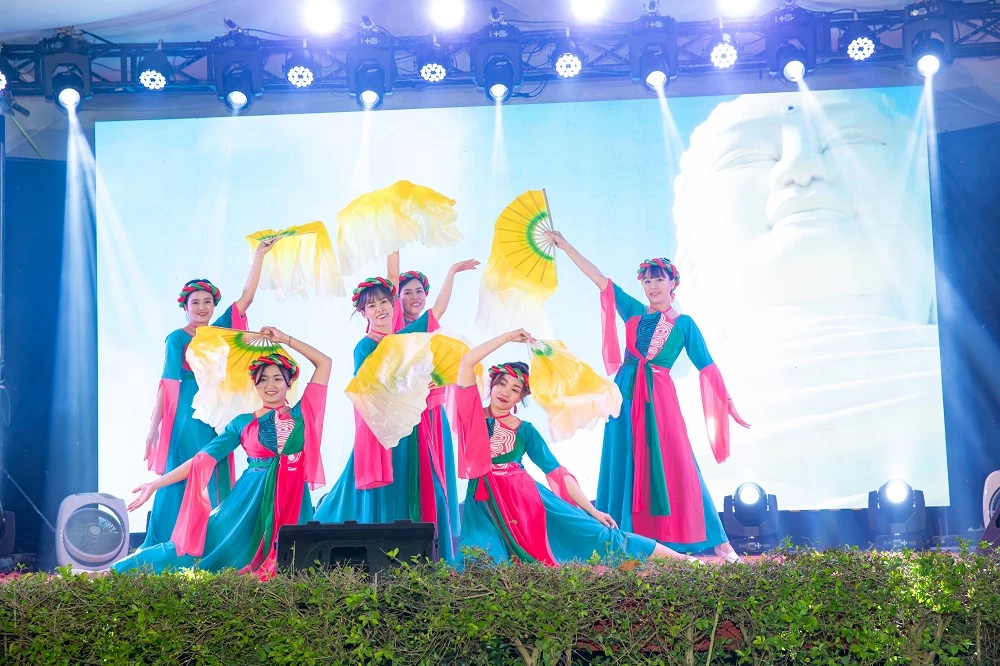 Tiết mục múa Việt Nam – My Home do đoàn VNQC cô đặc - nước khí nén và kế toán - tổ chức biểu diễn.