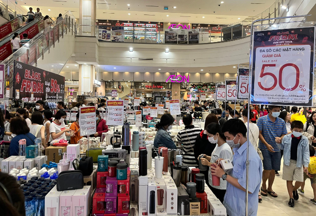 Nhiều thương hiệu giảm giá đến 80% dịp Black Friday