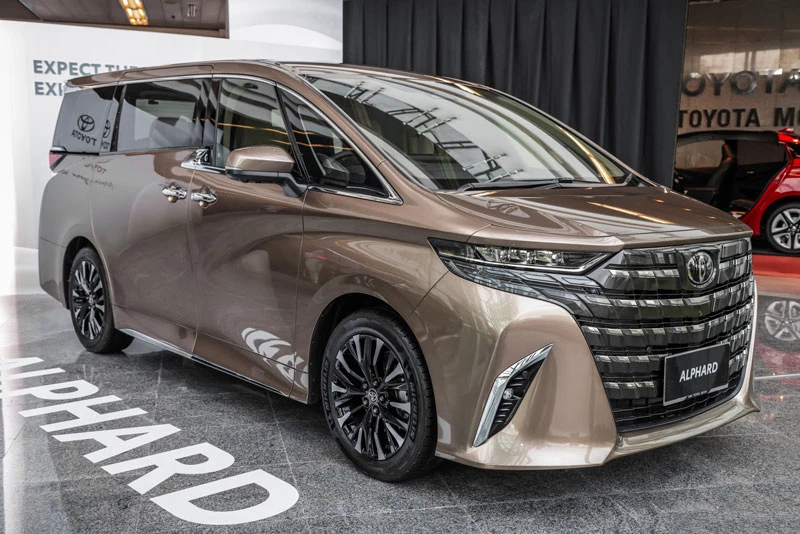 Toyota Alphard 2023.