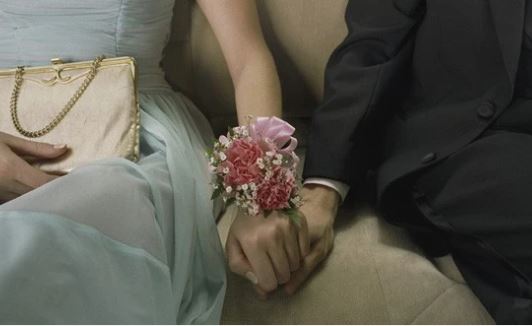 Mỗi khi giúp việc bưng bát thuốc Bắc vào phòng, tôi ám ảnh và phải nén cơn buồn nôn vì bản hợp đồng tiền hôn nhân