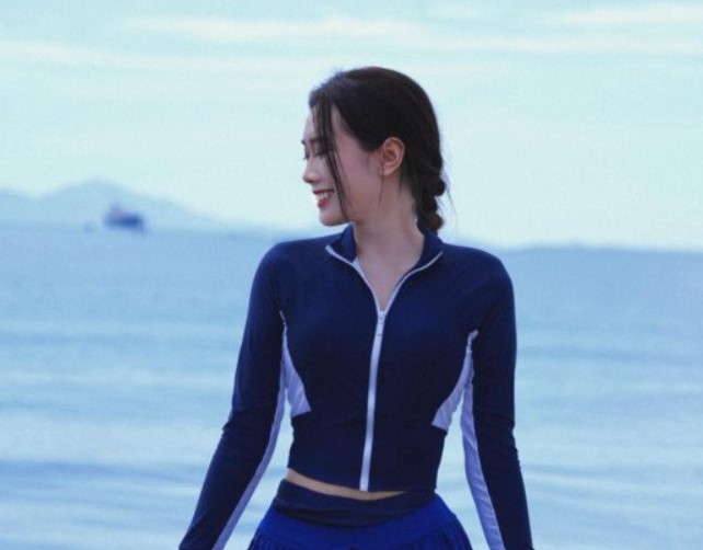 Hoa hậu Việt làm ở đài truyền hình ăn mặc giản dị, có lúc diện một bộ đồ đi muôn nơi