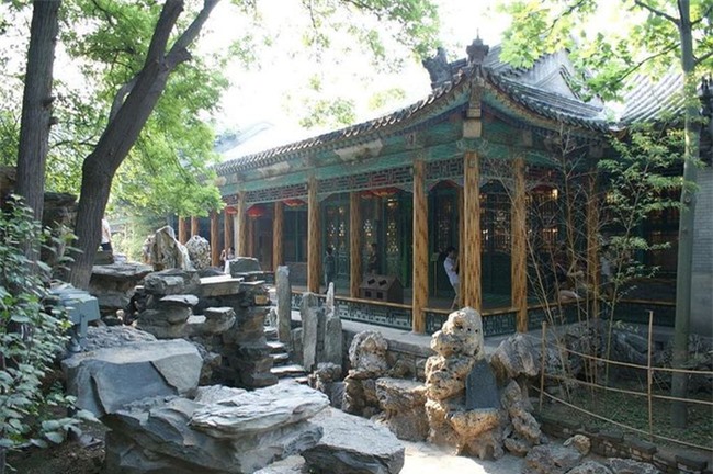 Một trong số các vật trấn phong là tấm bia có chữ "Phúc" được viết bởi Hoàng đế Khang Hy. Một trong số các vật trấn phong là tấm bia có chữ "Phúc" được viết bởi Hoàng đế Khang Hy.
