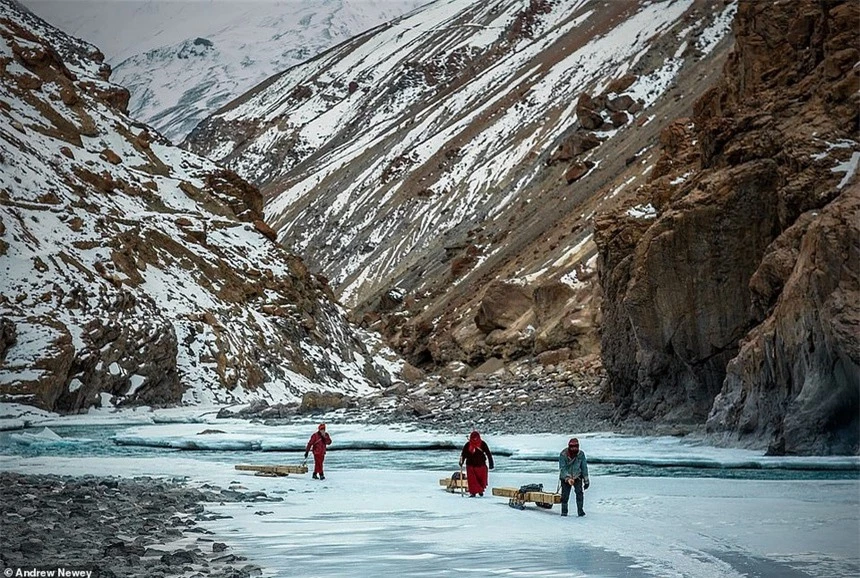 Dấn thân đến nơi hẻo lánh nhất thế giới giữa mùa đông tuyết trắng, nhiếp ảnh gia mang về 15 bức ảnh gây kinh ngạc - Ảnh 9.