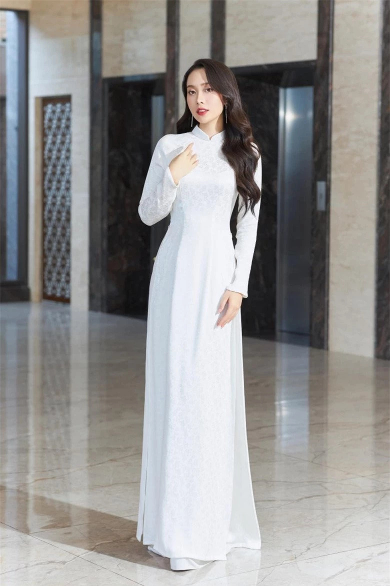 Hoa hậu Việt làm ở đài truyền hình ăn mặc giản dị, có lúc diện một bộ đồ đi muôn nơi - 10