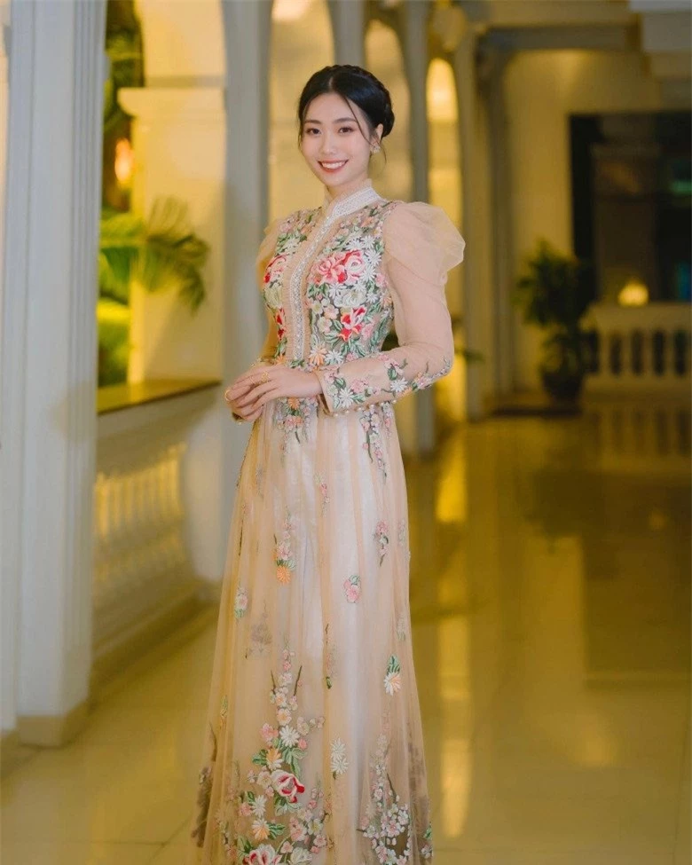 Hoa hậu Việt làm ở đài truyền hình ăn mặc giản dị, có lúc diện một bộ đồ đi muôn nơi - 8