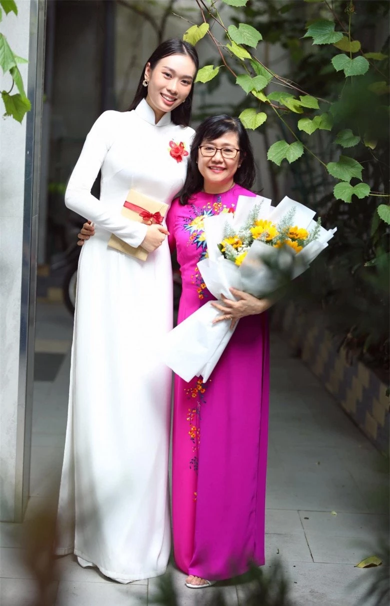 Hoa hậu Việt làm ở đài truyền hình ăn mặc giản dị, có lúc diện một bộ đồ đi muôn nơi - 9