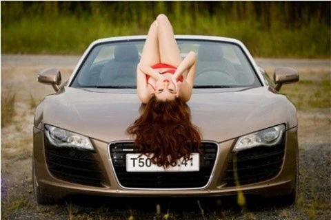 Người mẫu Việt gợi cảm bên Audi R8 Spyder ảnh 4