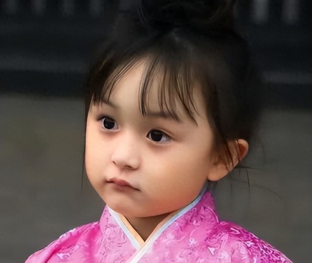 Sao nhí từng bị cả nước cấm phẫu thuật vì quá xinh: Giờ sống giản dị, ngoại hình hiện tại thay đổi bất ngờ!