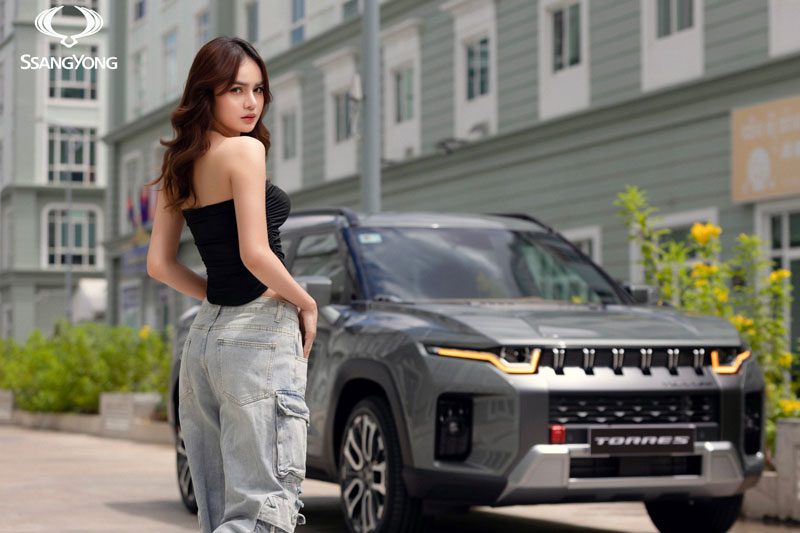 ‘Thiên thần sắc đẹp’ bên xe SsangYong Torres