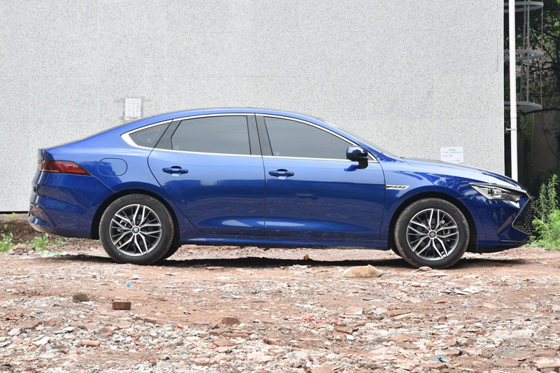 Xe sedan công suất 307 mã lực, ‘uống xăng như ngửi’, giá gần 330 triệu, cạnh tranh với Mazda3 