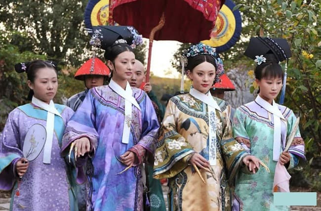 Vì sao các phi tần đi lại trong cung luôn có người hầu bên cạnh đỡ tay, dìu bước? Bí ẩn đằng sau hành động này trong cung cấm thời xưa là gì?