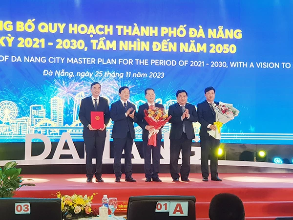 Phó Thủ tướng Trần Hồng Hà trao Quyết định 1287/QĐ-TTg ngày 2/11/2023 của Thủ tướng Chính phủ cho lãnh đạo TP Đà Nẵng.