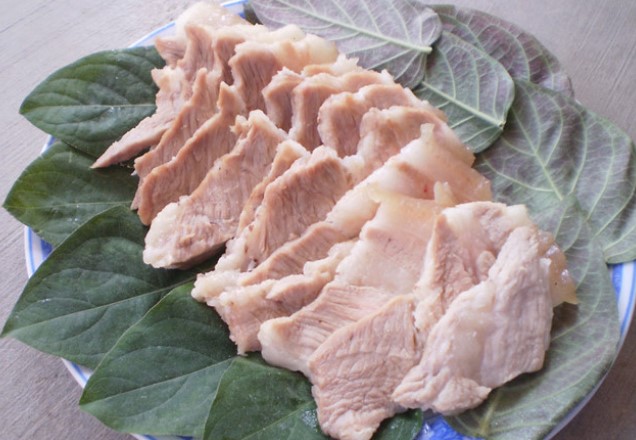 Muốn thịt luộc mềm thơm, không hôi, mẹ học ngay 4 cách luộc thịt đúng cho từng loại thịt