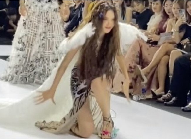 Sự cố đáng sợ trên sàn diễn của các hoa hậu, người 'vồ ếch', người bỏ vào hậu trường