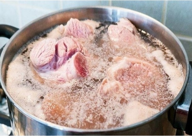 Vì sao nước luộc thịt sủi bọt? Liệu có phải do lợn nhiễm hóa chất?