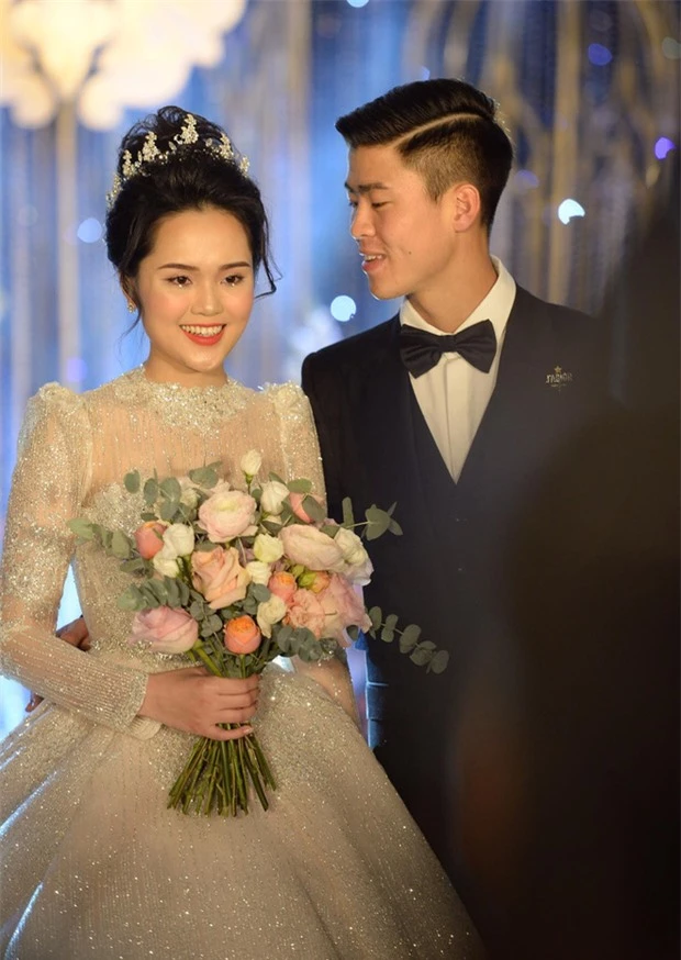 &quot;Bóc giá&quot; váy cưới của vợ cầu thủ Việt: Người chi cả tỷ đồng, một thiên kim tiểu thư siêu giàu lại cực giản dị - Ảnh 4.