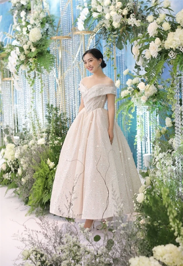 &quot;Bóc giá&quot; váy cưới của vợ cầu thủ Việt: Người chi cả tỷ đồng, một thiên kim tiểu thư siêu giàu lại cực giản dị - Ảnh 7.