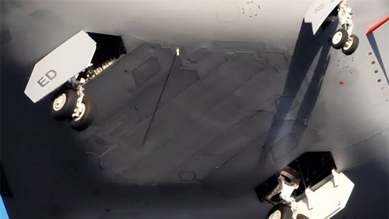 Khoang vũ khí mới được nhận thấy trên máy bay ném bom tàng hình B-21 Raider.