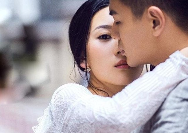 Thấy quần áo lạ trong nhà bạn trai, cô gái chia tay tay gấp sau màn lấp liếm vụng về