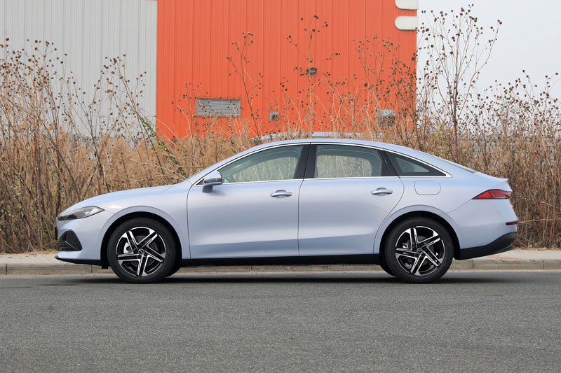 CLIP: Cận cảnh xe sedan dài gần 4,9 mét, siêu tiết kiệm xăng, giá hấp dẫn