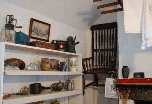 
Chiếc ghế nổi tiếng mang lời nguyền chết chóc, không một ai dám ngồi lên lại ẩn chứa đằng sau cuộc hôn nhân đầy bi thương