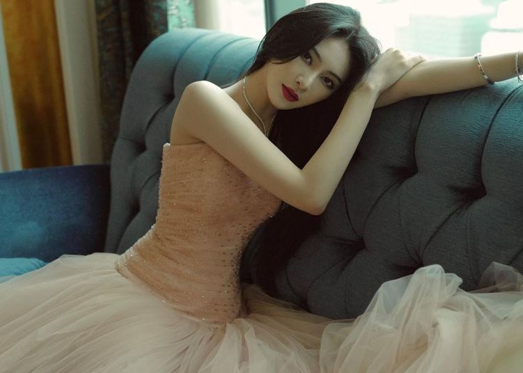 Vẻ ngoài cuốn hút của hot girl Hà Tĩnh tự tậu biêt thự 30 tỷ và siêu xe ở tuổi 22