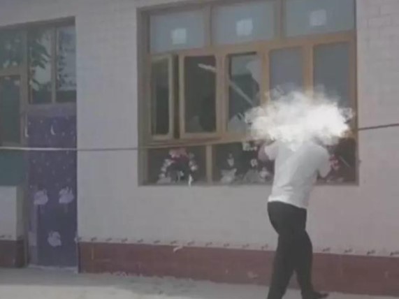 Hay tin con gái ở nhà chồng bị bắt nạt, ông bố có hành động gây tranh cãi