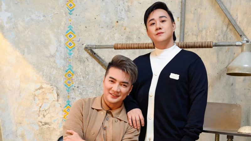 Đàm Vĩnh Hưng tự tay làm tóc, chuẩn bị phục trang cho Trung Quân