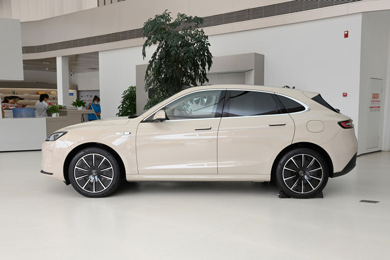 SUV đẹp giống Porsche, công suất 496 mã lực, ‘uống xăng như ngửi’, giá 852 triệu đồng