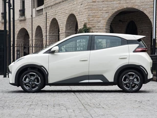 Xe hatchback cùng phân khúc với Hyundai Grand i10, thiết kế cá tính, giá 242 triệu đồng