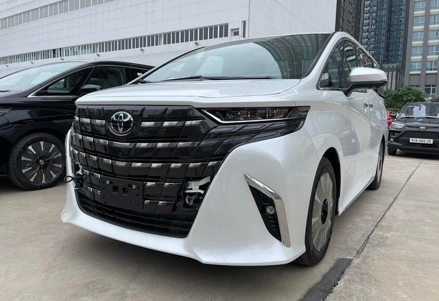 Toyota Alphard 2024 bị 'kênh giá' đến 300 triệu đồng